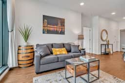 Modern Condo Near Gulch & Broadway, King and Pool - Image 4