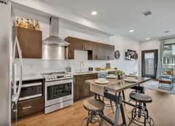 Modern Condo Near Gulch & Broadway, King and Pool - Image 5