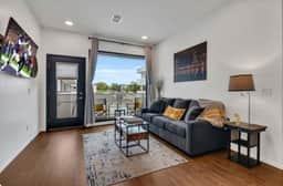 Modern Condo Near Gulch & Broadway, King and Pool - Image 2