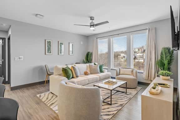 Upscale 2BR Retreat Near Broadway, Centennial Park - Image 1