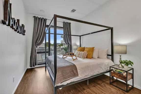 Modern Condo Near Gulch & Broadway, King and Pool - Image 1