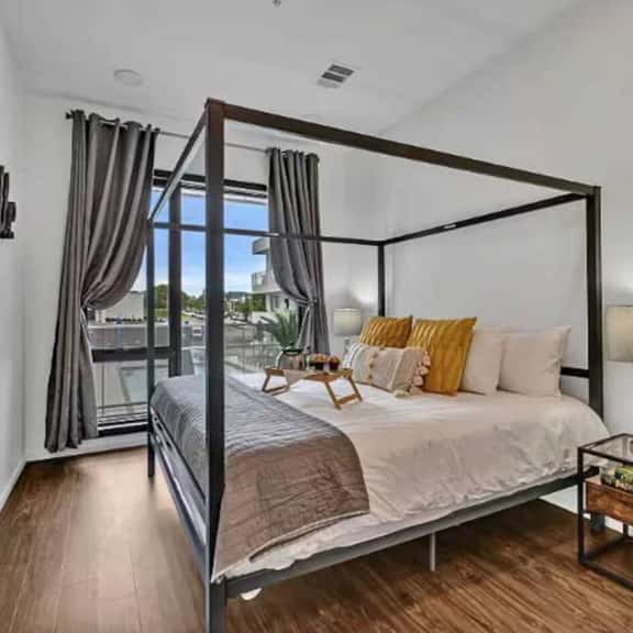 Modern Condo Near Gulch & Broadway, King and Pool - Image 1