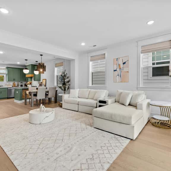 Music City Home Base | Office + 98" TV | 30+ Days - Image 1