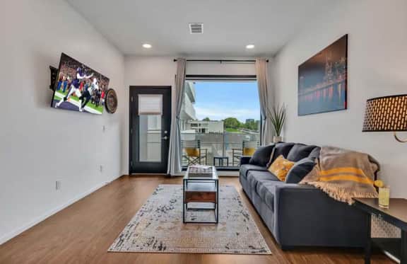 Modern Condo Near Gulch & Broadway, King and Pool - Image 3