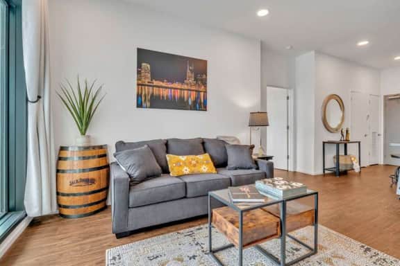 Modern Condo Near Gulch & Broadway, King and Pool - Image 4