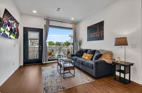 Modern Condo Near Gulch & Broadway, King and Pool - Image 2